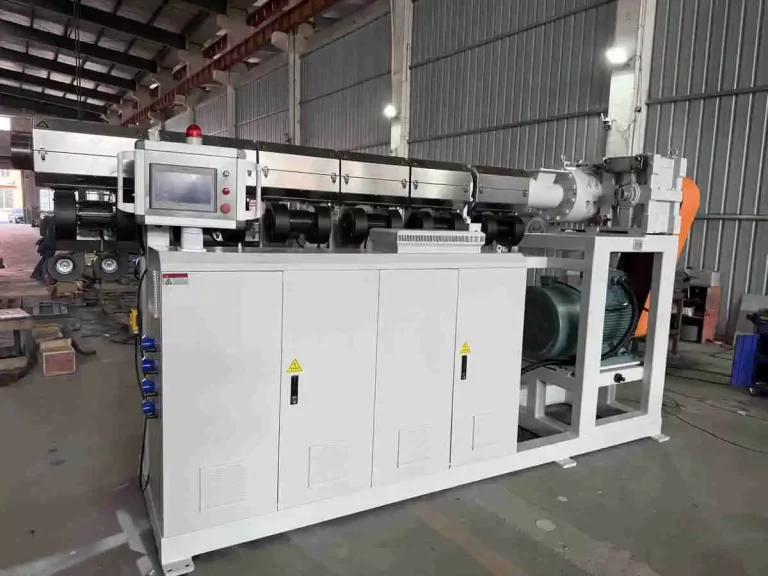 给客户定制的一台双层共挤非标挤出机发货